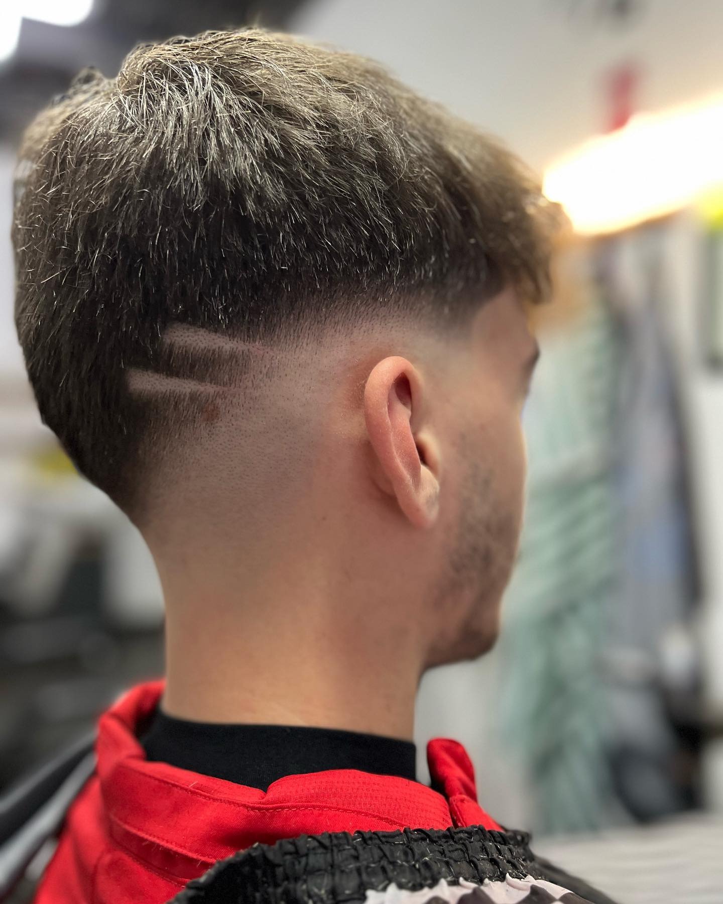Degradado de perfil con una línea marcada sobre la oreja.